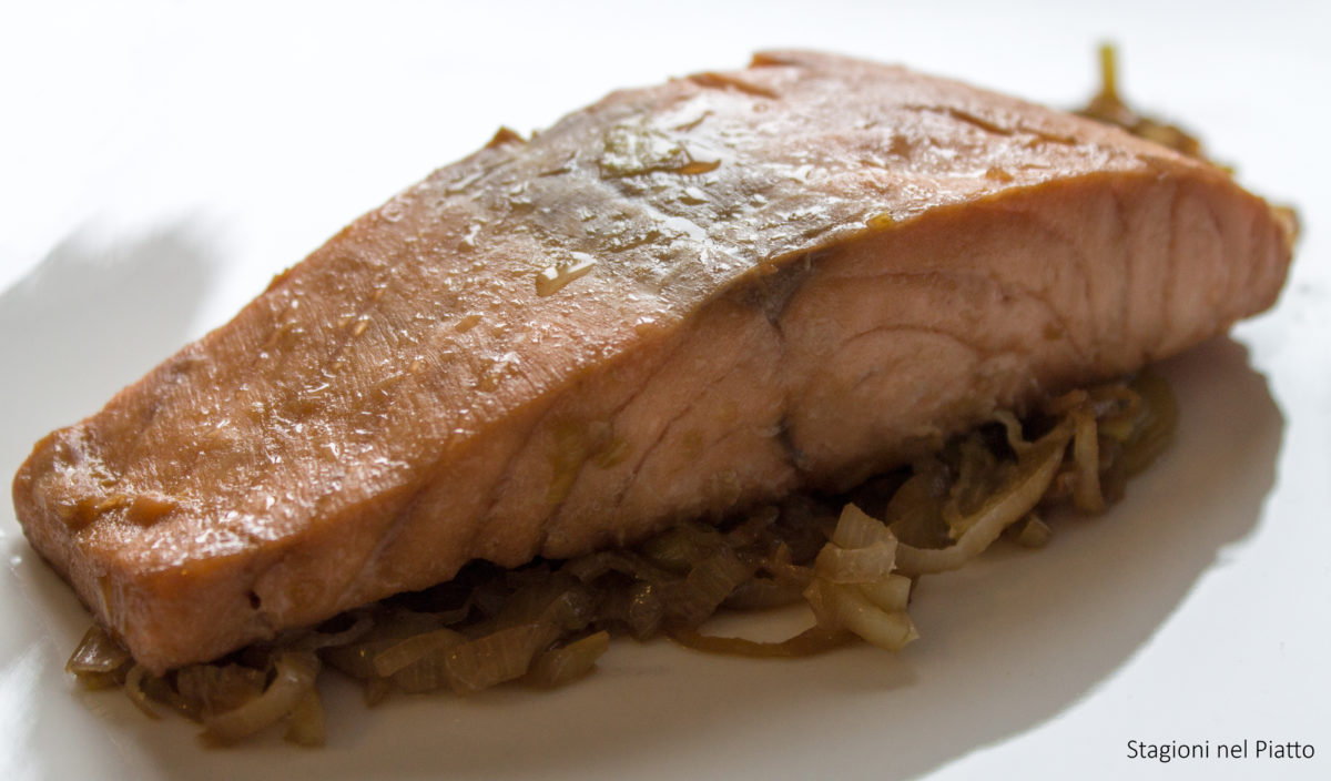 salmone con porri e salsa di soia