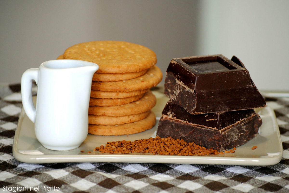 Ingredienti tartufi di cioccolato al caffè e biscotti
