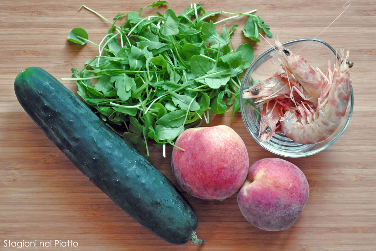 ingredienti insalata di rucola e pesche con mazzancolle
