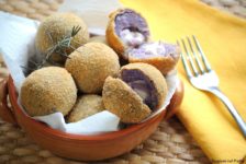 Crocchette di patate viola con cuore di mozzarella