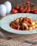 gnocchi al basilico con pomodorini, olive e capperi