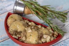 Ravioli ripieni di patate al rosmarino e funghi